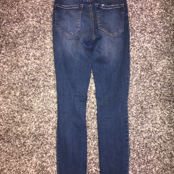 Cute high waisted jeans with rips on the knees - Picture 3 of 3